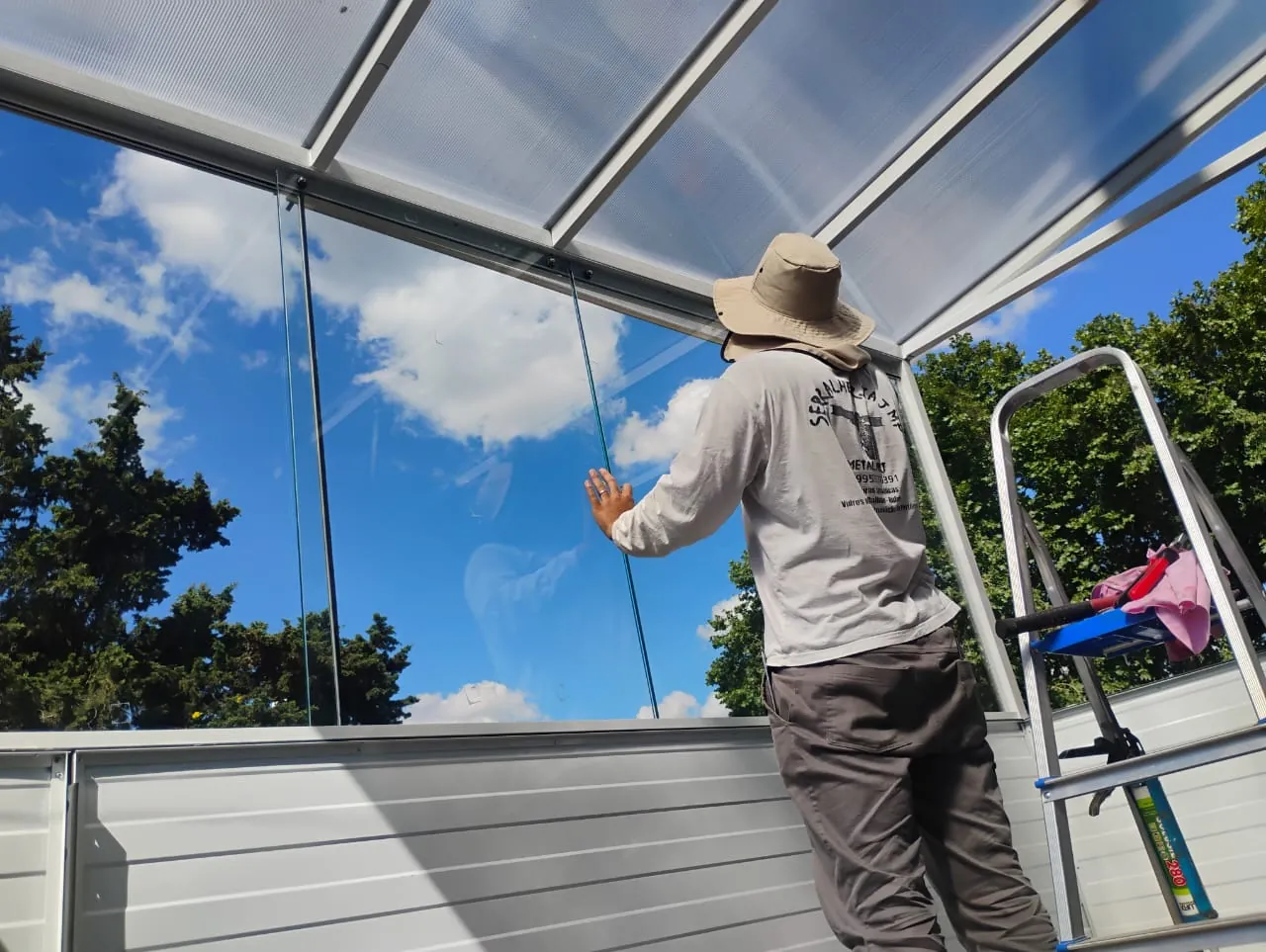 Instalação de cobertura transparente com estrutura metálica