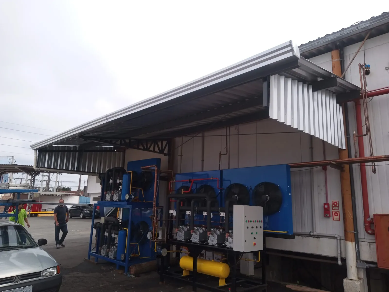 Cobertura metálica para área de equipamentos em empresa